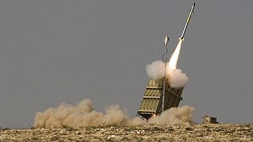 Lanzamiento de un misil desde una plataforma del sistema antimisiles israelí conocido como 'Cúpula de Hierro' para interceptar un proyectil disparado hacia Israel.