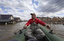 أحد السكان المحليين يركب قاربًا في شارع غمرته المياه في أورينبورغ روسيا