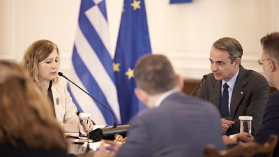  Ο πρωθυπουργός Κυριάκος Μητσοτάκης συνομιλεί με την αντιπρόεδρο της Ευρωπαϊκής Επιτροπής Věra Jourová, στο Μέγαρο Μαξίμου
