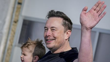 Elon Musk Tesla-vezér integet