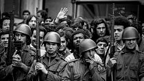 Jóvenes portugueses el 25 de abril de 1974, por Alfredo Cunha