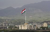 Duşanbe'de dalgalanan Tacikistan ulusal bayrağı