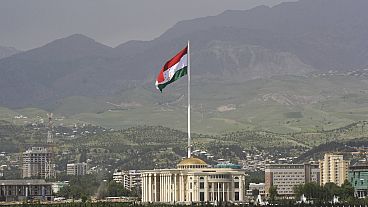Duşanbe'de dalgalanan Tacikistan ulusal bayrağı