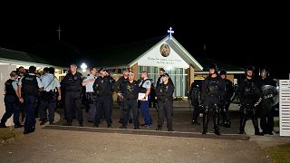 تجمع نیروهای پلیس در مقابل کلیسا