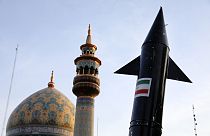 Διαδηλωτές στην Τεχεράνη υψώνουν ομοίωμα πυραύλου δίπλα σε μιναρέ