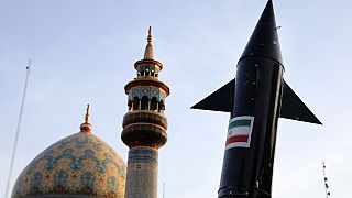 Διαδηλωτές στην Τεχεράνη υψώνουν ομοίωμα πυραύλου δίπλα σε μιναρέ