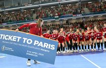 A magyar csapat az olimpiai kvóta megszerzését ünnepli a debreceni Főnix Arénában 2024. április 14-én, a Japán elleni 37-28-as győzelem után. 