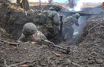 Soldati russi partecipano a un'esercitazione militare nel Donetsk