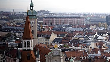 Vista arial del centro de la ciudad de Múnich, capital del estado federal alemán de Baviera, el sábado 12 de noviembre de 2022. (AP Photo/Markus Schreiber)