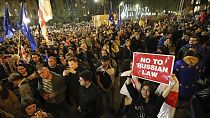 Demonstranten versammeln sich am Montag vor dem Parlamentsgebäude in Tiflis, um gegen das „russische Gesetz“ zu protestieren.