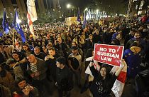 Demonstranten versammeln sich am Montag vor dem Parlamentsgebäude in Tiflis, um gegen das „russische Gesetz“ zu protestieren.