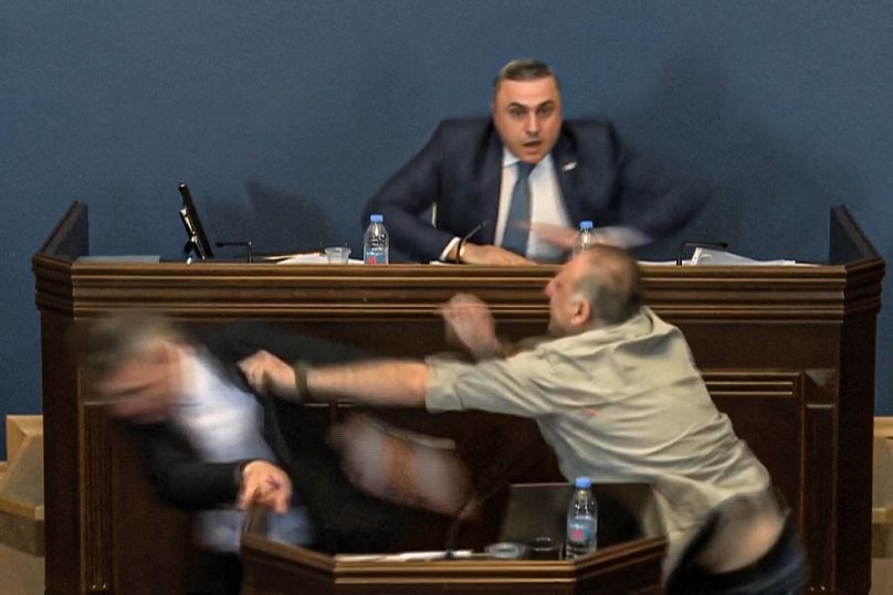 Líder parlamentar do Sonho Georgiano, Mamuka Mdinaradze, foi agredido pelo deputado da oposição, Alexander Elisashvili