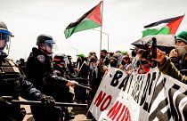 متظاهرون ضد الحرب المستمرة على غزة يعرقلون حركة المرور المتجهة جنوبًا على الطريق السريع 880 في أوكلاند، كاليفورنيا