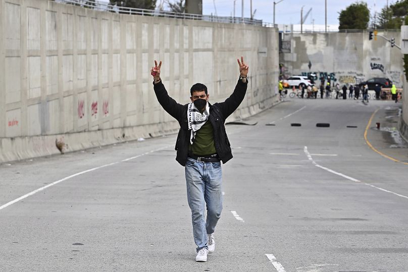 متظاهر معارض للحرب على غزة يسير على الطريق السريع 880 المتجه جنوبًا في أوكلاند، كاليفورنيا، يوم الاثنين 15 أبريل/نيسان 2024.
