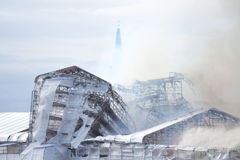 Eski Borsa binası yangın sonucu büyük tahribata uğradı