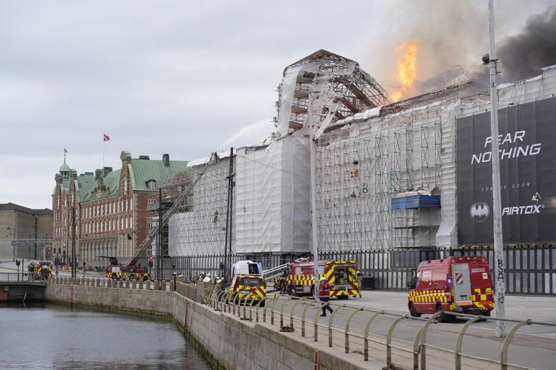 Parlamentonun bulunduğu Christiansborg Sarayı'nın yanında yer alan eski Borsa binasında restorasyon çalışmaları sürüyordu
