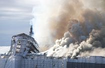 Die Alte Börse in Kopenhagen in Dänemark ist durch den Brand teilweise eingestürzt