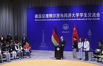 Il cancelliere tedesco Olaf Scholz partecipa a un dialogo con gli studenti del Campus Jiading della Tongji University a Shanghai, Cina, 15 aprile 2024