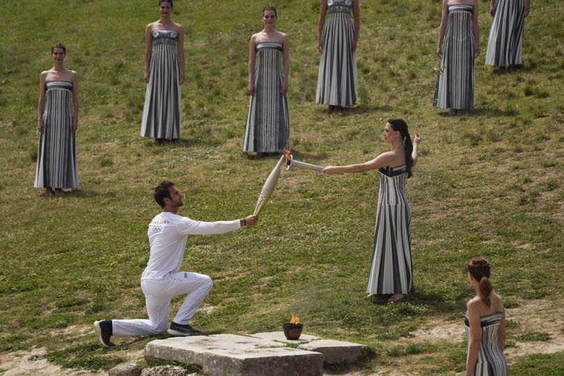 Η Πρωθιέρεια μεταλαμπαδεύει την Ολυμπιακή Φλόγα στον Ολυμπιονίκη Στέφανο Ντούσκο
