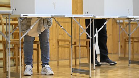 Szavazó emberek a szlovák elnökválasztás második fordulójában