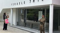Az üres izraeli pavilont katonák őrzik Velencében