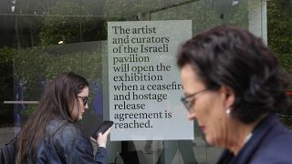 لافتة توضح إغلاق القسم الإسرائيلي في معرض بينالي للفن المعاصر في البندقية، إيطاليا.