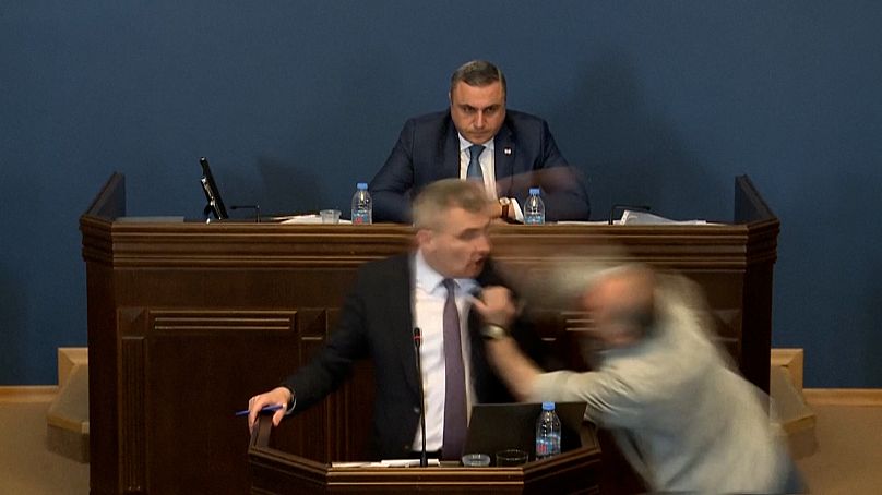 لحظه درگیری بین دو نماینده در پارلمان گرجستان