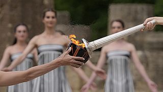 Paris Olimpiyatları için kutsal olimpiyat ateşi antik Olympia'da resmi törenle yakıldı