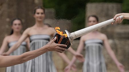 Paris Olimpiyatları için kutsal olimpiyat ateşi antik Olympia'da resmi törenle yakıldı
