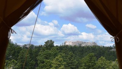 ARCHIVO: Vista del Monte Rushmore a solo unos kilómetros de las cabañas de tiendas de campaña Under Canvas Mount Rushmore, cerca de Keystone, Dakota del Sur (EE.UU,)