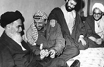 آیت‌الله خمینی در کنار یاسر عرفات در تهران. پسر آیت‌الله دستش را روی شانه عرفات گذاشته است. فوریه سال ۱۹۷۹ میلادی 