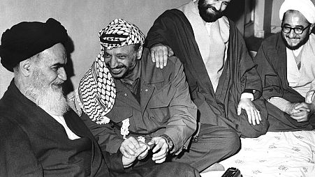 آیت‌الله خمینی در کنار یاسر عرفات در تهران. پسر آیت‌الله دستش را روی شانه عرفات گذاشته است. فوریه سال ۱۹۷۹ میلادی 