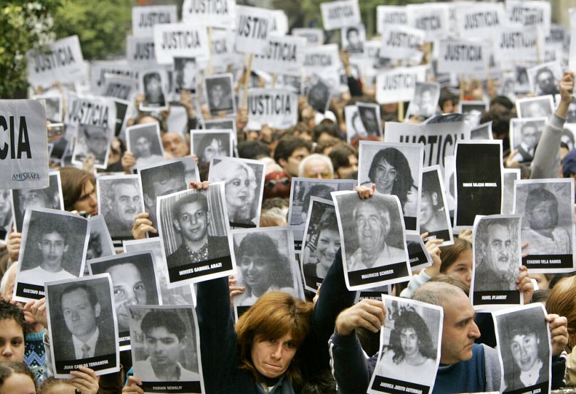 راهپیمایی در گرامیداشت قربانیان بمب‌گذاری آمیا در آرژانتین