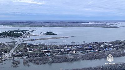 Eine Luftaufnahme des überschwemmten Gebiets am Fluss Tobol in der Region Kurgan zeigt den Ausmaß der Überflutung.