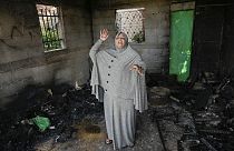 امرأة فلسطينية من داخل منزلها الذي أحرقه مستوطنون في الضفة الغربية