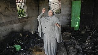 امرأة فلسطينية من داخل منزلها الذي أحرقه مستوطنون في الضفة الغربية