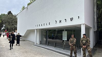 İtalyan askerleri Venedik'teki Bienal çağdaş sanat fuarında İsrail ulusal pavyonunda devriye geziyor,