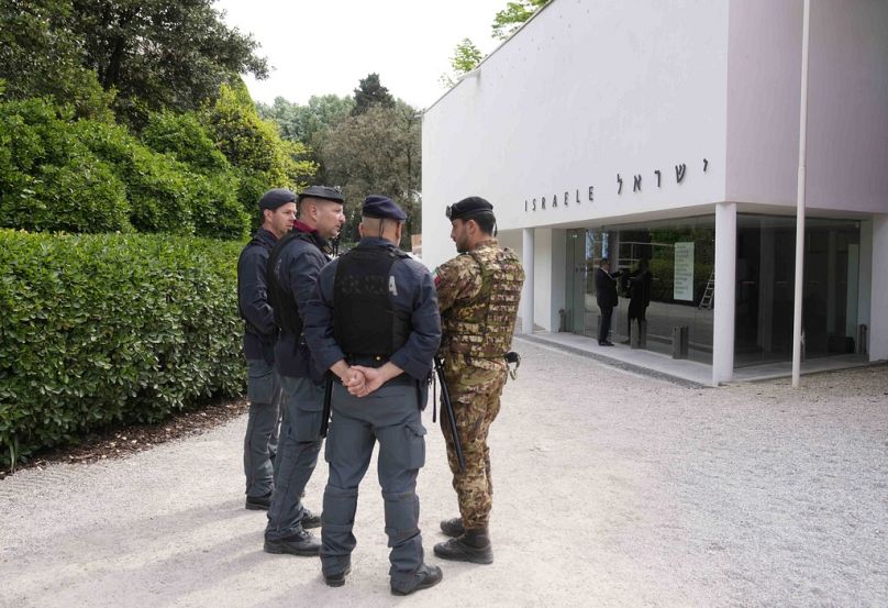 İtalyan polisi ve bir İtalyan askeri Venedik'teki Bienal çağdaş sanat fuarında kapalı olan İsrail ulusal pavyonunun önünde bekliyor