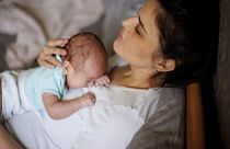 In einer neuen Studie wurde frischgebackenen Müttern Ketamin verabreicht, um postpartale Depressionen zu vermeiden.