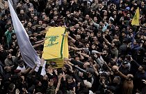 A Hezbollah harcosai egy korábban megölt parancsnokuk koporsójával Bejrútban, 2024. április 8-án