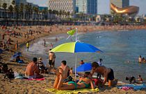 İspanya'nın Barselona kentindeki Barceloneta Plajı'nda güneşin tadını çıkaran vatandaşlar