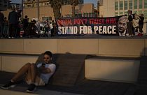 أشخاص يحملون لافتة تشير إلى الرئيس الأمريكي جو بايدن بعدم الثقة في رئيس الوزراء الإسرائيلي بنيامين نتنياهو