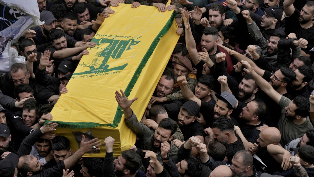 مقاتلو حزب الله يحملون نعش رفيقهم علي أحمد حسين
