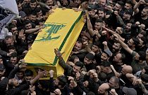 مقاتلو حزب الله يحملون نعش رفيقهم علي أحمد حسين