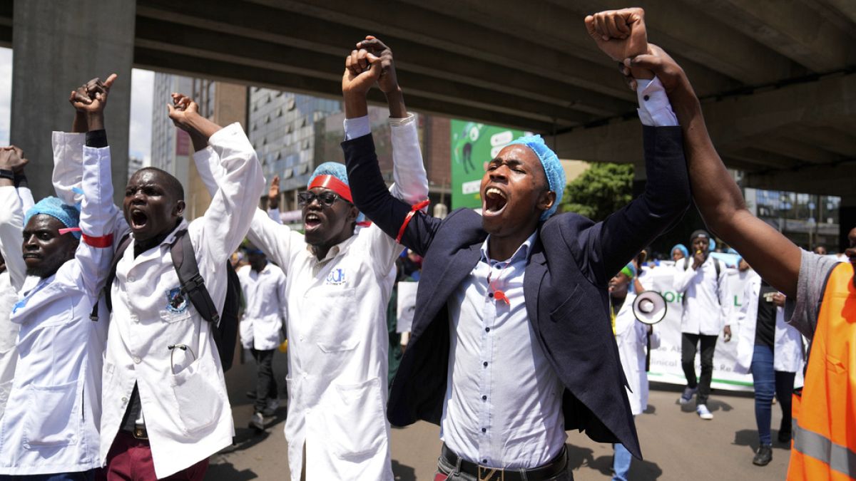 مظاهرات للأطباء في كينيا بعد إضراب دخل أسبوعه الخامس