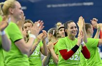 A magyar női kézilabda válogatott játékosai az olimpiára jutást ünneplik a debreceni Főnix Arénában 2024. április 14-én.