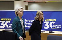 A presidente da Comissão Europeia, Ursula von der Leyen, e a primeira-ministra italiana, Giorgia Meloni