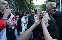 Un manifestante grita frente al edificio del Parlamento en Tiflis, Georgia, el martes 16 de abril de 2024.