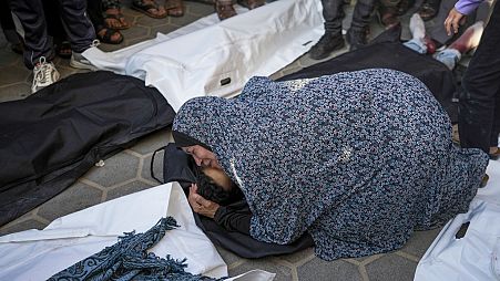 Палестинка скорбит по своему сыну, погибшему в результате удара по лагерю беженцев Аль-Магази, 16 апреля 2024.