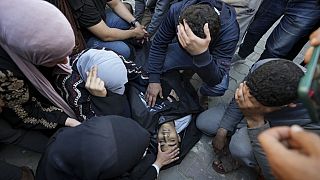  Palesztinok gyászolnak a Deir al Balah-i Al Aqsa kórházban egy izraeli bombázást követően a Gázai övezet középső részén lévő Maghazi menekülttáborban